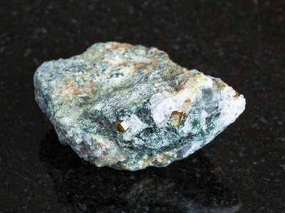 天然矿物的大型乌拉尔山黑花岗岩上原贝里石中的晶高清图片
