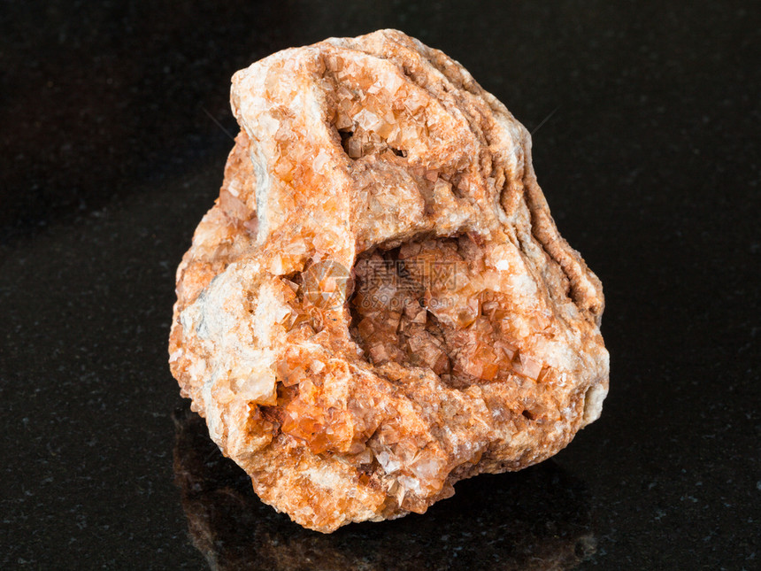 自然矿物的大型乌拉尔山黑花岗岩上石中的Wulfenite晶体图片