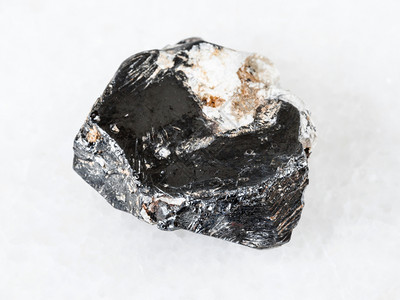 中乌拉尔山白色大理石上的粗黑结晶图片