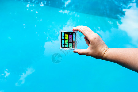 测量游泳池中水的酸度图片