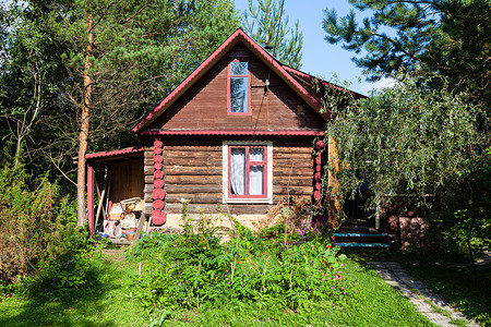 俄罗斯特维尔地区阳光明媚的夏日绿色花园中的木农庄图片