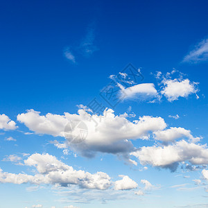 莫斯科上空蓝色天中的白云和灰夏季天图片