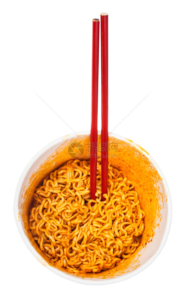 红筷子的顶端和煮熟辣快面孤立在白色背景上图片