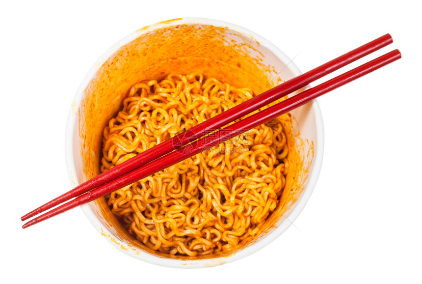 红筷子在杯上方配有准备好的辣快面白底被隔离图片