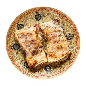 印度烹饪菜滚动黄油南平面包在黑门烘烤黄油在铜板上白色背景孤立在黄铜板上背景图片