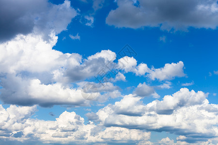 夏季日在莫斯科上空的蓝色天中有许多白灰雨云图片