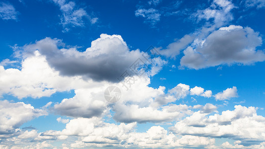 夏季天在莫斯科上空蓝天中白色和灰雨云的积白图片