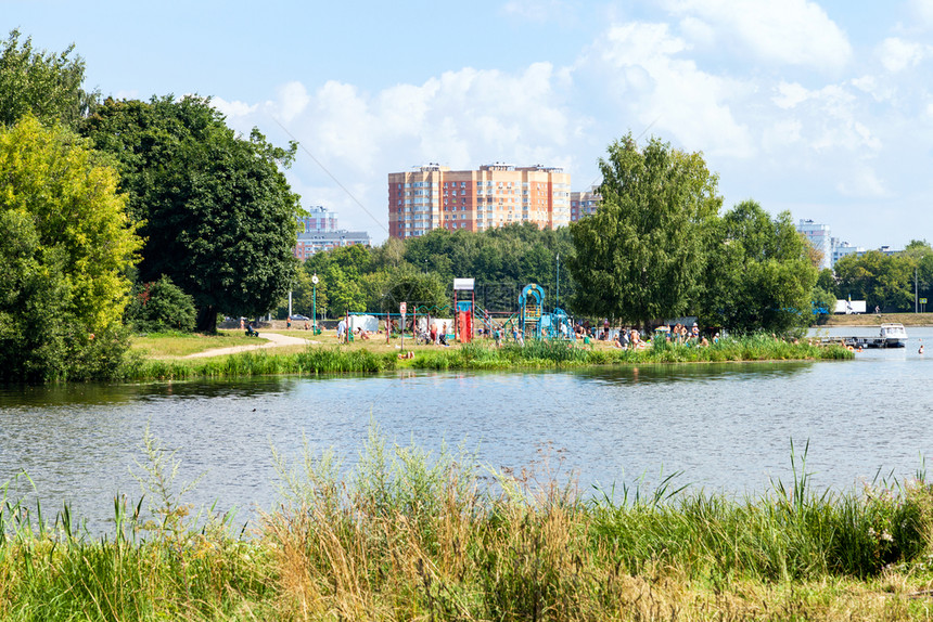 莫斯科市Timiryazevskiy公园大型花学术池塘的城市娱乐区图片