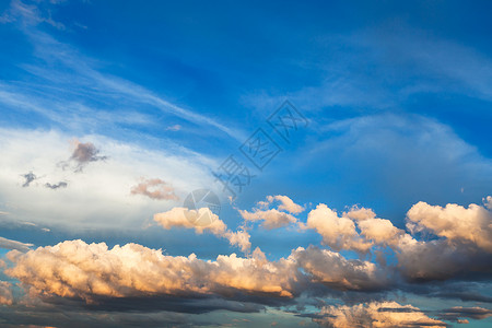 夏季日落时莫斯科上空深蓝天中的白云和黄图片