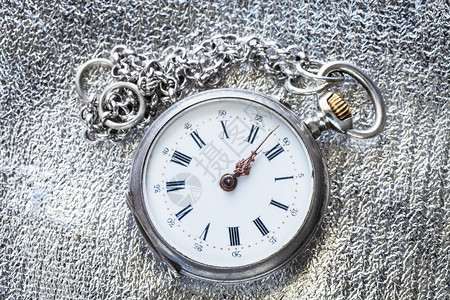 2分钟到1点用银织物背景的古董口袋手表图片