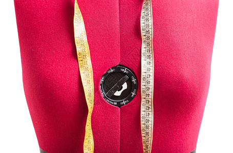红色着装表前方的红色外衣视图用测量胶带关闭白色背景上孤立的磁带图片