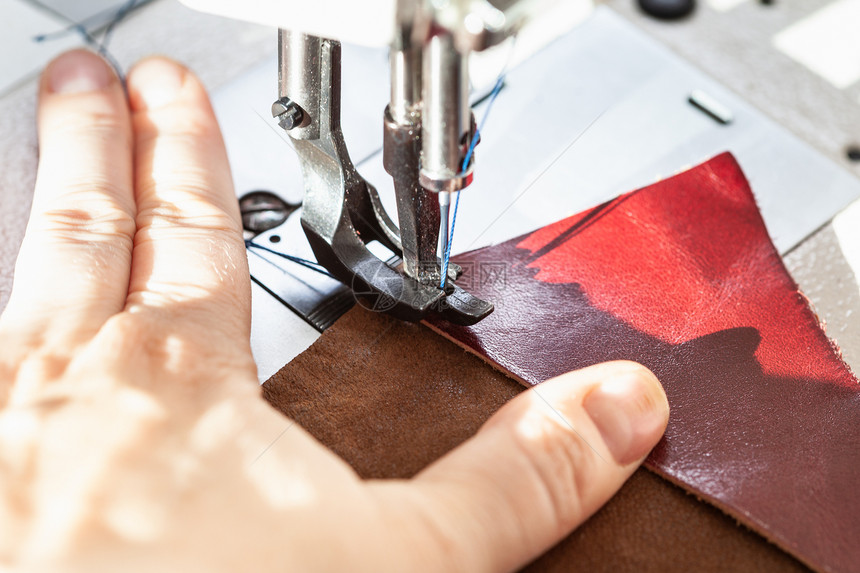 缝制纫机上的皮革图片