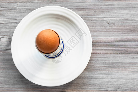 灰木板色上白杯子的棕蛋空白复本间图片