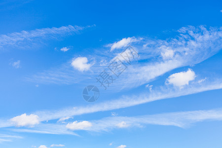 在阳光明媚的清晨蓝天云图片