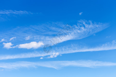 阳光明媚的清晨蓝天云图片