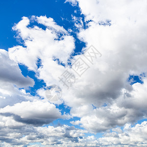 蓝色天空中的云白和灰积聚云图片