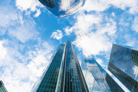 蓝色天空下的玻璃摩大楼图片