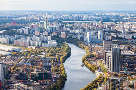 秋天从OKO塔顶的观察甲板上用莫斯科西面的Moskva河从OKO塔顶端的Moskva观测甲板到莫斯科的西面背景图片