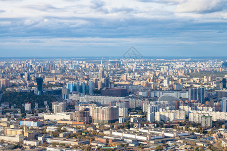 秋天从OKO塔顶端的观察甲板上看到莫斯科市北区上空的莫斯科市图片