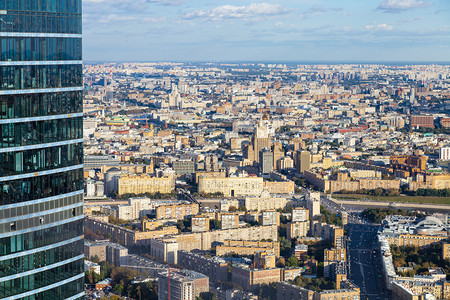 秋天从OKO塔顶端的观察甲板上测到克里姆林宫和莫斯科市中心图片