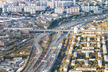秋天从OKO塔顶的观察甲板看到莫斯科市的公路和铁图片