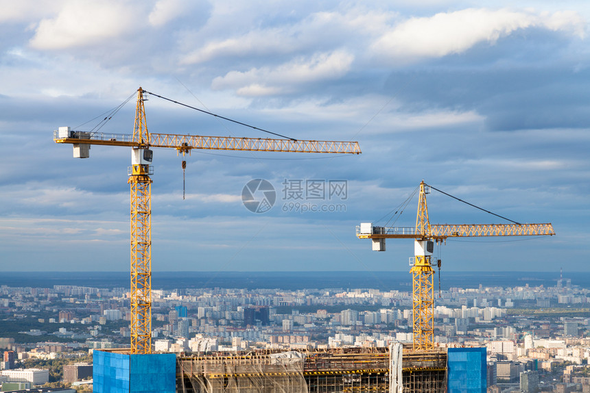 秋天在莫斯科市建造摩天大楼顶端的起重机图片