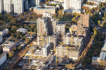 秋天莫斯科市住宅区建筑工地的顶端视图高清图片