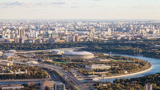 Luzhniki体育场和莫斯科市东南的Luzhniki体育场以及秋天从OKO塔顶端的观察甲板上背景图片