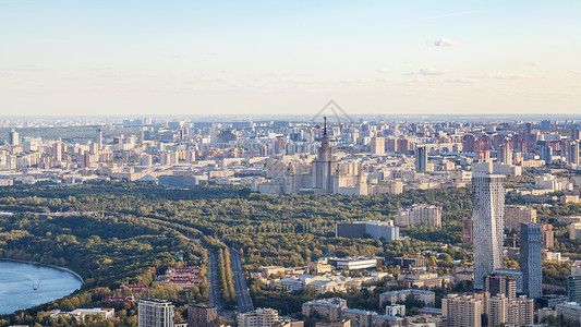 莫斯科西南上空秋日落莫斯科大学摩天楼在麻雀山公园从OKO塔顶的观察甲板背景图片