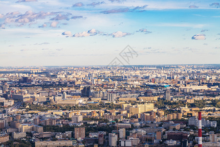 秋日落时从OKO塔顶端的观察甲板从莫斯科市东面的上空图片