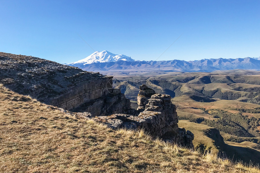 前往北高加索地区Bermamyt高原古老岩石和上午Elbrus山风景图片