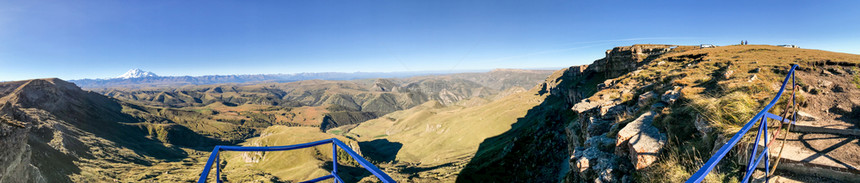 前往北高加索地区高加索山脉全景从秋季天Bermamyt高原观测甲板图片