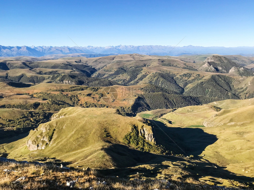 前往北高加索地区清晨Bermamyt高原的加索山脉图片