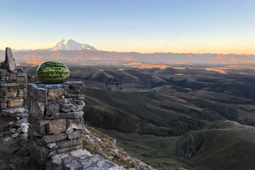 前往北高加索地区从黎明伯马米特山高原的视角观察埃尔布鲁斯山图片