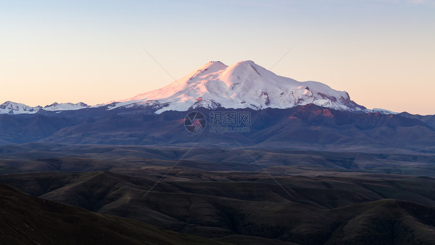 前往北高加索地区日出时伯马密特山高原埃尔布鲁斯山全景图片