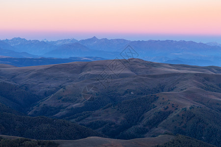前往北高加索地区蓝色黎明时从Bermamyt山高原看到加索山脉图片