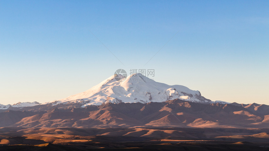 前往北高加索地区日出时伯马米特高原的Elbrus山图片