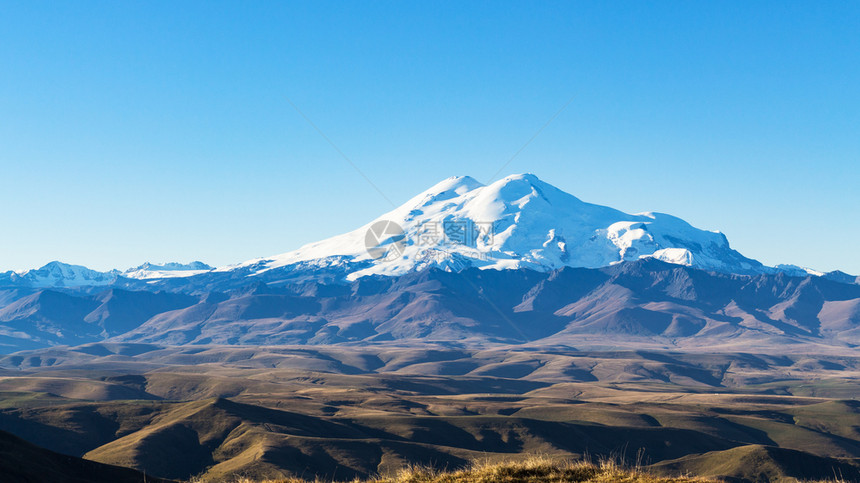 秋季上午从伯马米特高原前往北加索地区埃尔布鲁斯山全景图片