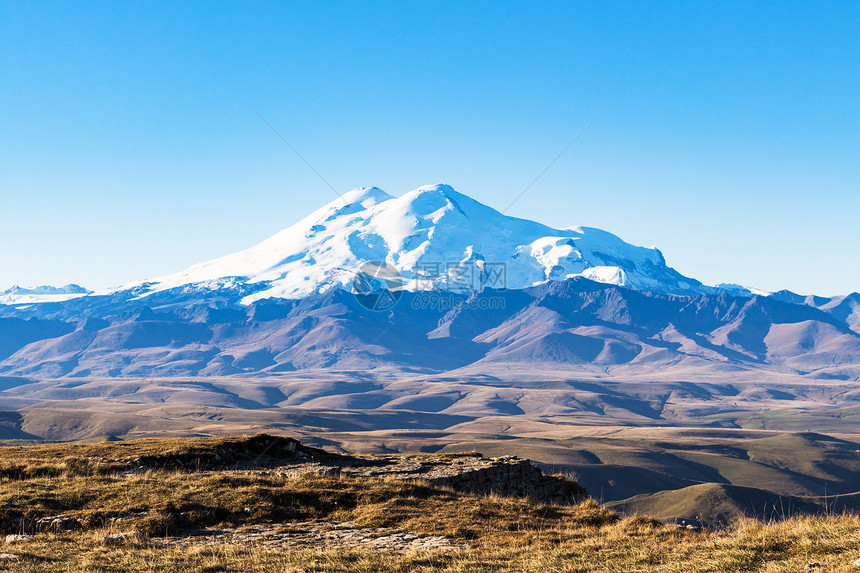 前往北高加索地区清晨Bermamyt高原的Elbrus山图片