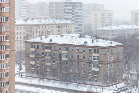莫斯科市的雪在寒冷白天落在了莫斯科市的街道上图片