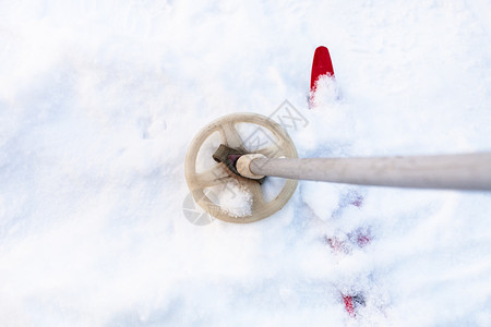 雪覆盖和地上老滑杆的风景冬天黄昏图片