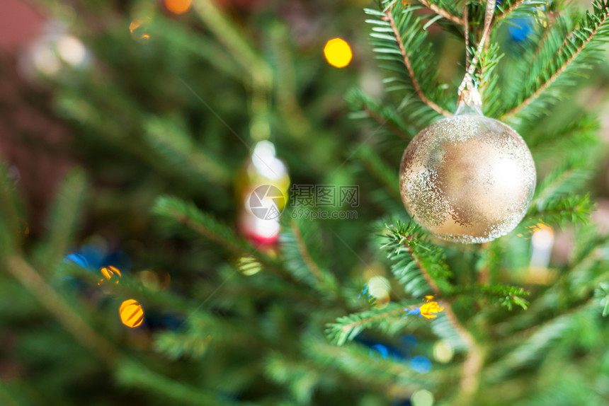 家里室内圣诞树活的枝上玻璃装饰品图片