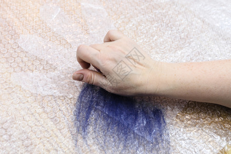 用湿感觉工艺蓝梅里诺羊毛用手套制工匠将第一层纤维散布在切割模式上图片