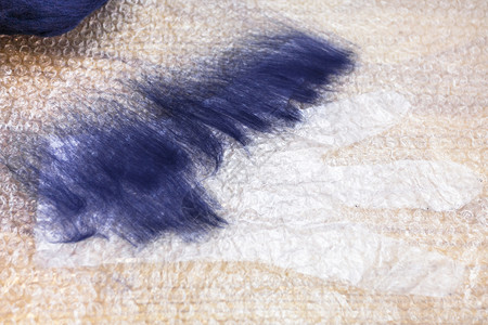 使用湿感觉工艺蓝色梅里诺羊毛制手套切割手套模式的第一层纤维图片
