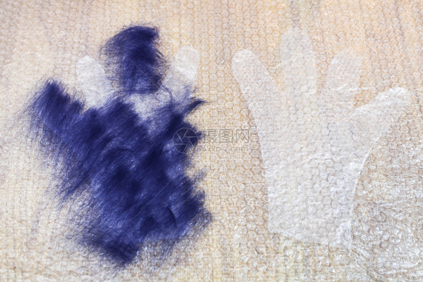 使用湿感应工艺蓝色梅里诺羊毛制手套用纤维部分覆盖的手套切割式样图片