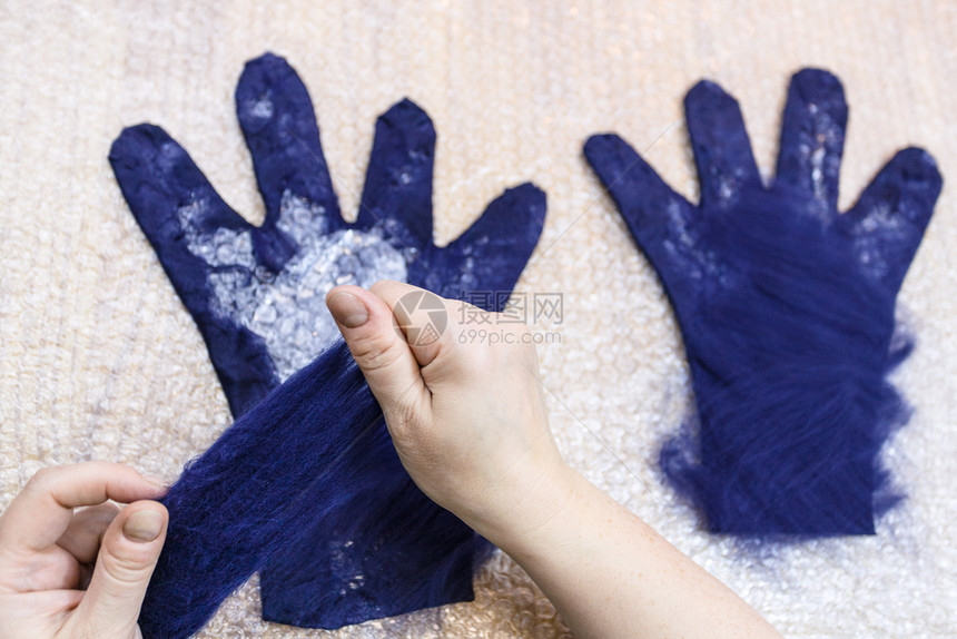 手工车间用湿感觉加工匠用湿毛蓝梅里诺羊毛制手套在切割模式上增加手套背侧纤维图片