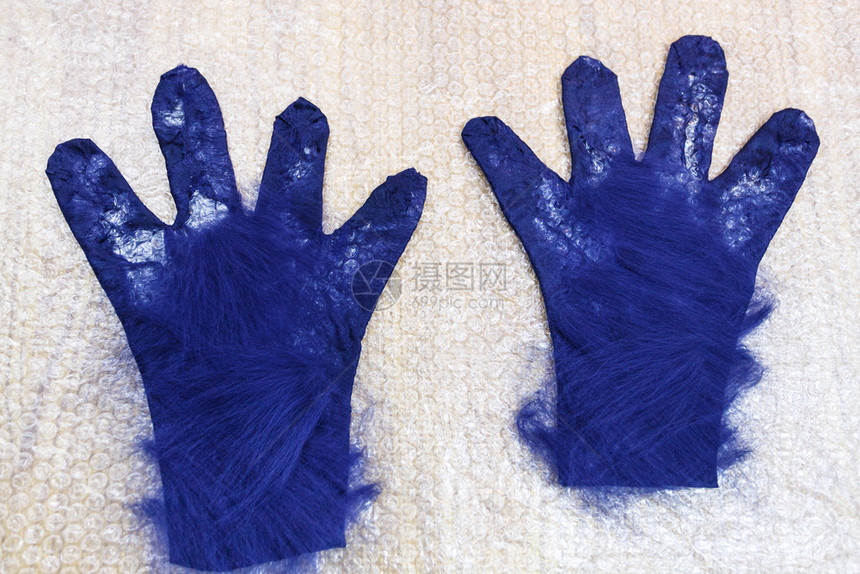 使用湿感觉工艺蓝梅里诺羊毛手套背面用一层纤维覆盖的切割模式图片