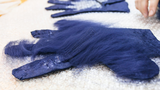 用湿感觉工艺蓝梅里诺羊毛用手套制上第二层纤维切片模式关闭图片