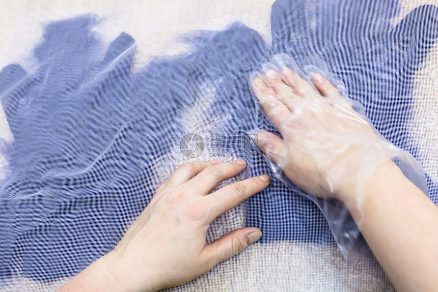 用湿感觉工艺蓝色梅里诺羊毛用手套制工艺人用塑料网在手套上编织湿纤维图片