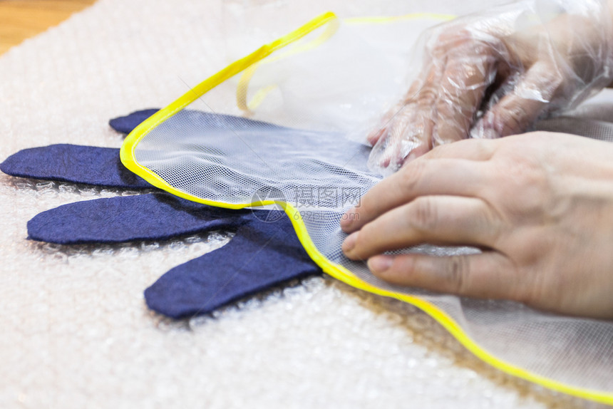 用湿感觉工艺蓝色梅里诺羊毛用手套制成工艺人用塑料网织纤维用塑料网手套图片